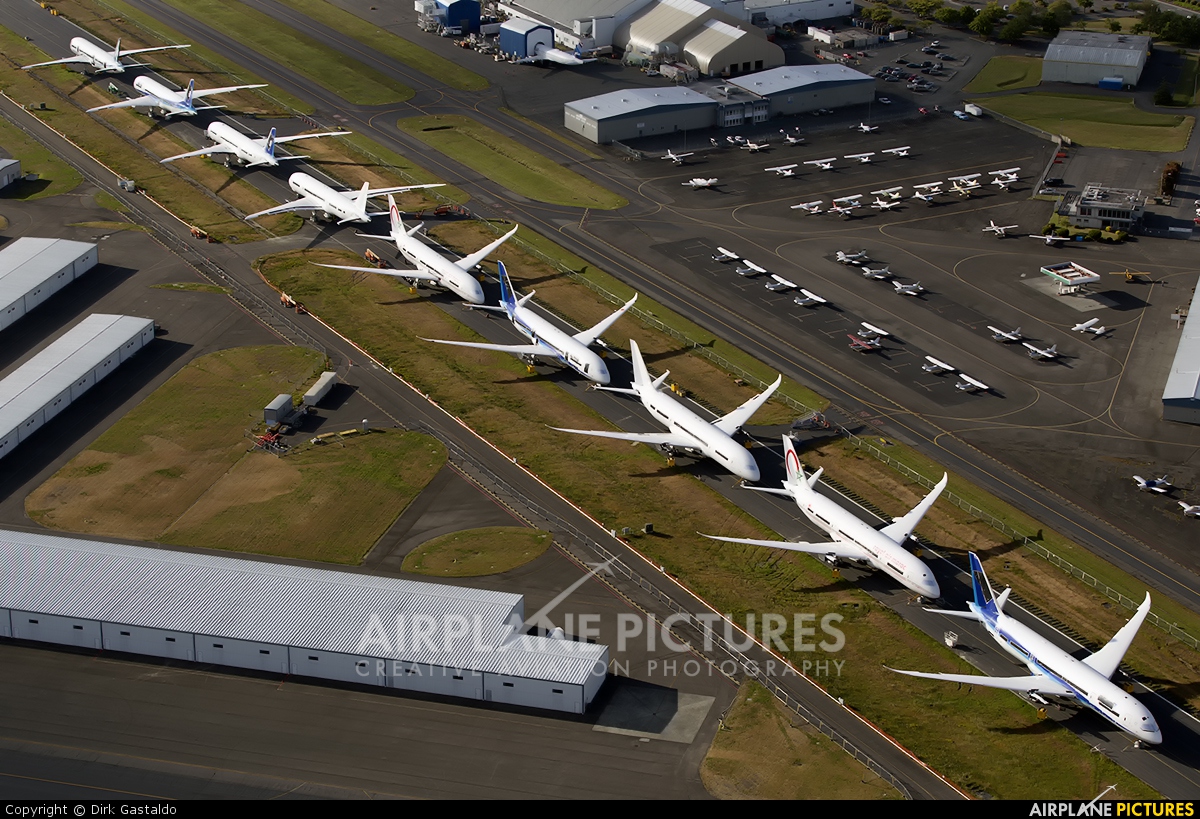 - Airport Overview - aircraft at Everett - Snohomish County / Paine Field
