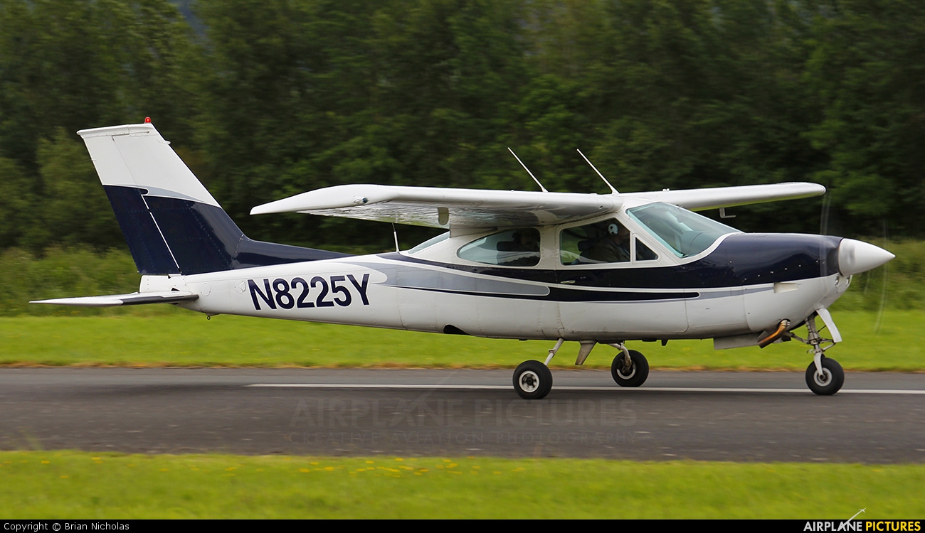 Private N8225Y aircraft at Welshpool