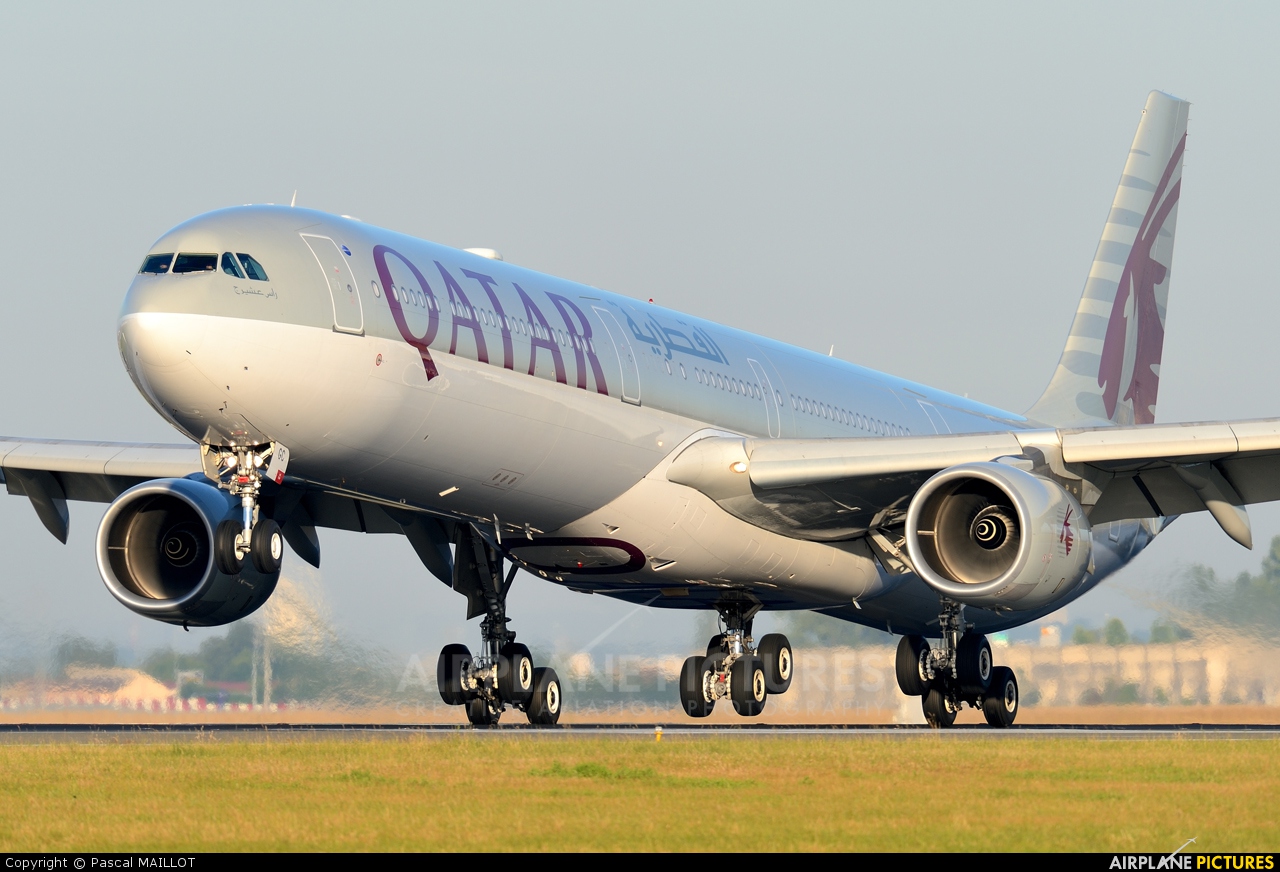 Qatar Airways A7-AGC aircraft at Paris - Charles de Gaulle