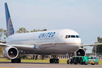 N677UA - United Airlines Boeing 767-300ER