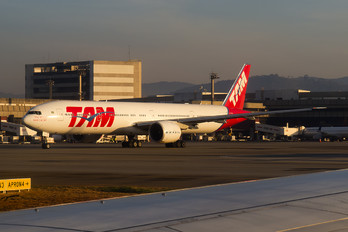 PT-MUA - TAM Boeing 777-300ER