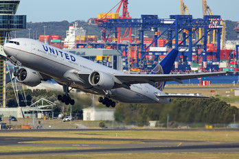 N782UA - United Airlines Boeing 777-200