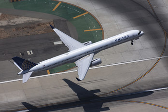 N57857 - United Airlines Boeing 757-300