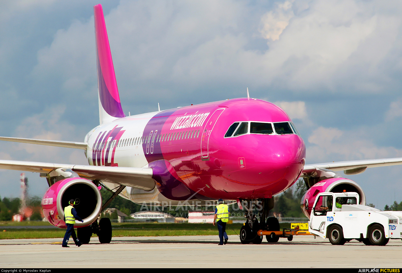 Wizz Air UR-WUB aircraft at Sknilov 
