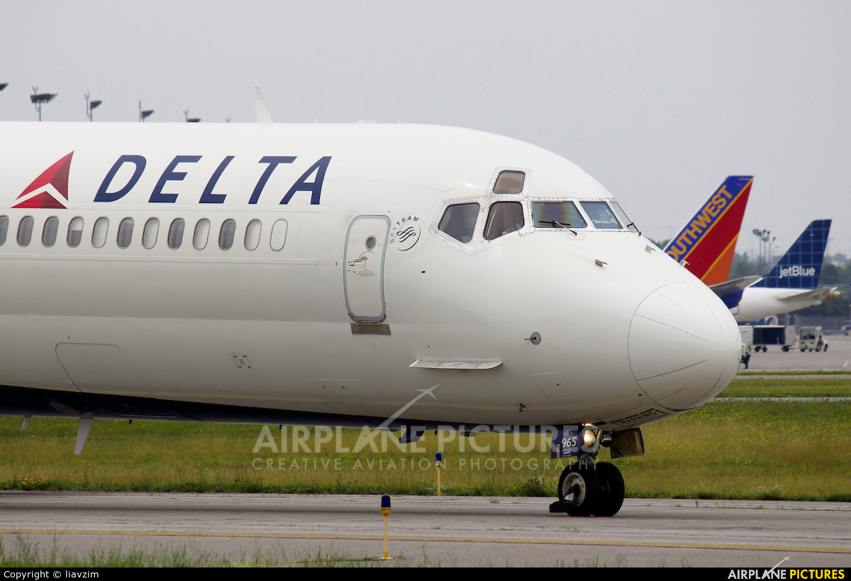 Delta Air Lines N965DL aircraft at Buffalo Niagara Intl