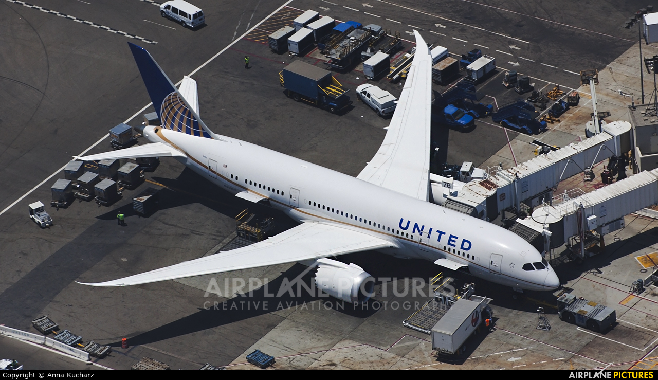 United Airlines N45905 aircraft at Los Angeles Intl