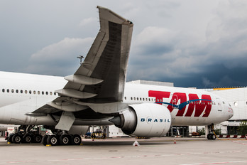 PT-MUD - TAM Boeing 777-300ER