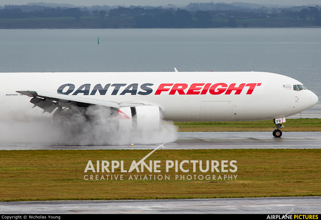QANTAS VH-EFR aircraft at Auckland Intl
