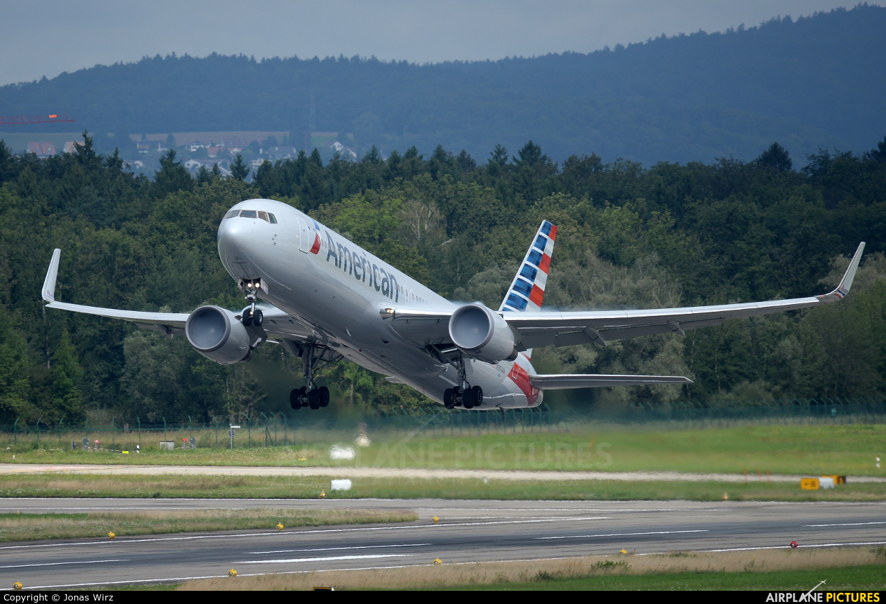 American Airlines N350AN aircraft at Zurich