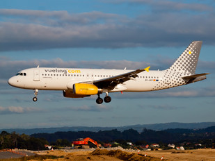 EC-LRY - Vueling Airlines Airbus A320