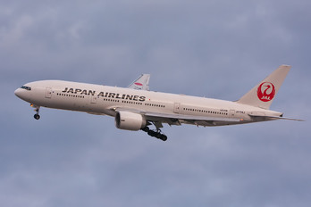 JA704J - JAL - Japan Airlines Boeing 777-200ER