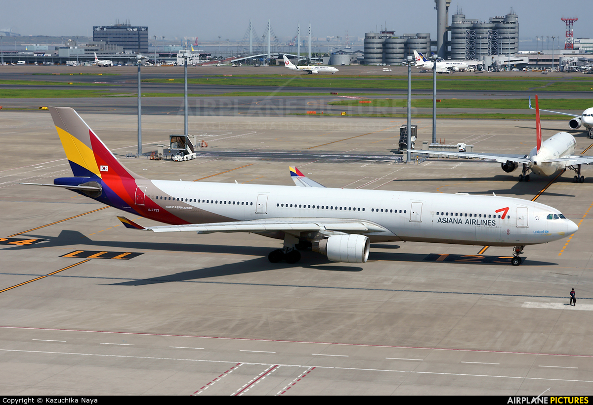 Asiana Airlines HL7792 aircraft at Tokyo - Haneda Intl