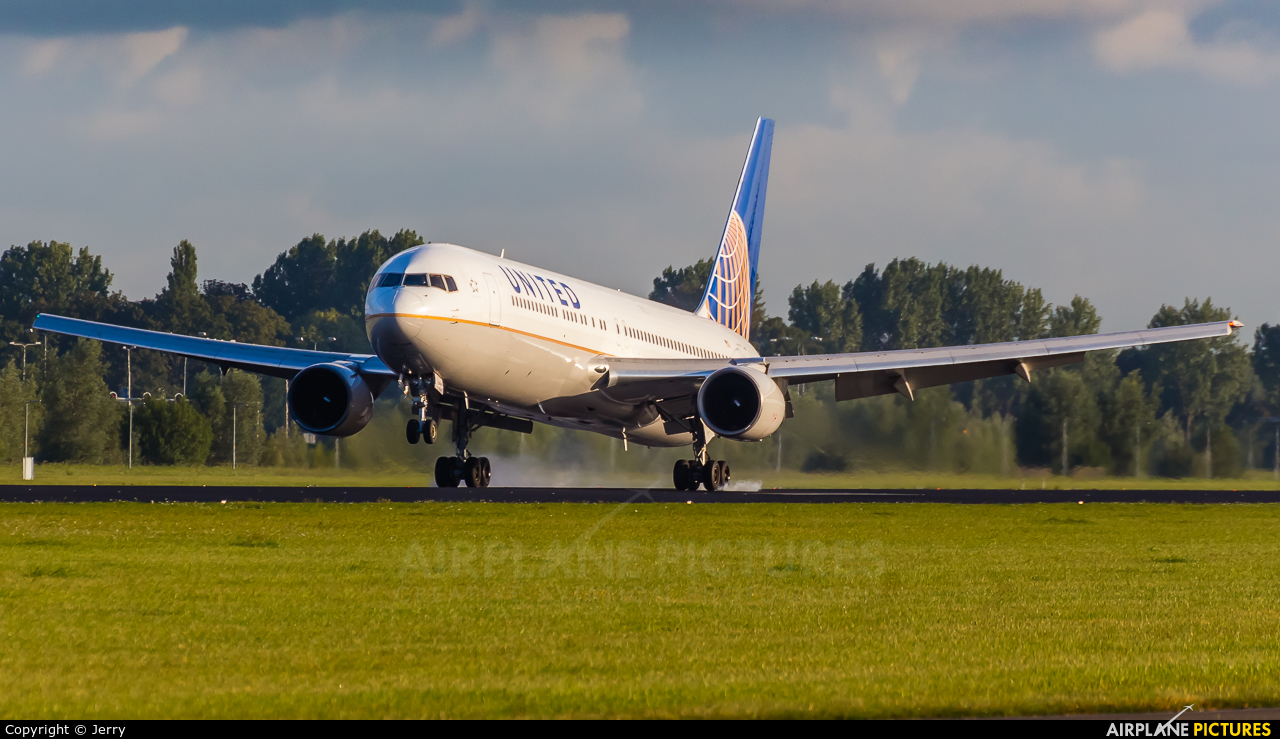 United Airlines N663UA aircraft at Amsterdam - Schiphol