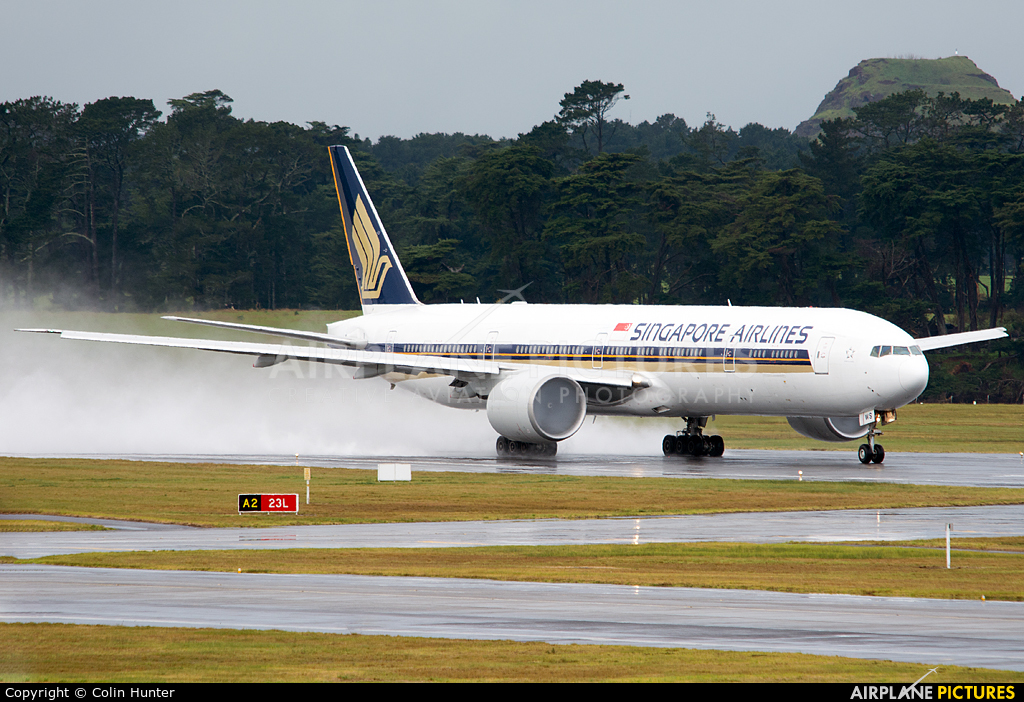 Singapore Airlines 9V-SWS aircraft at Auckland Intl