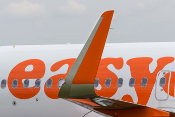 G-EZWO - easyJet Airbus A320