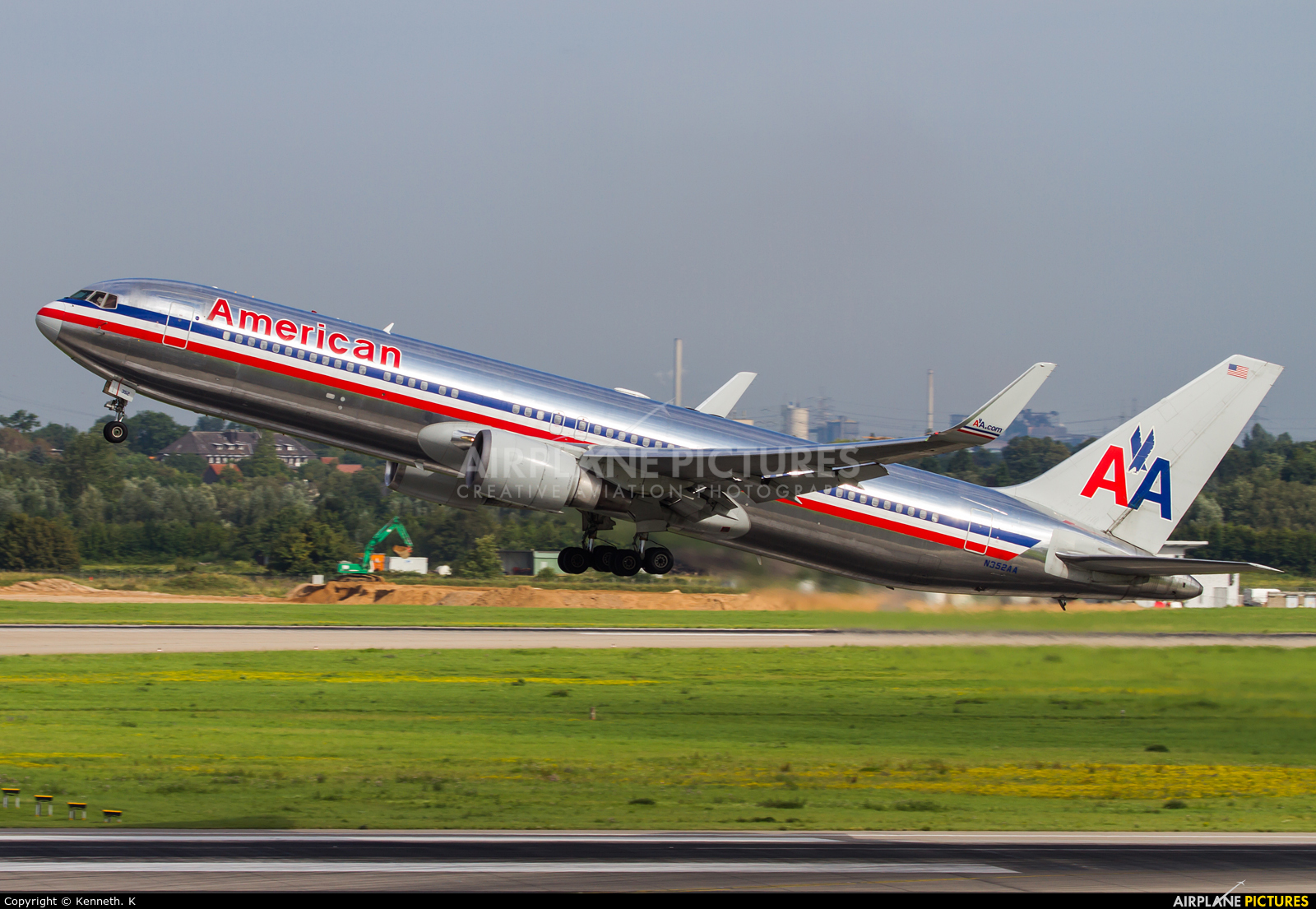 American Airlines N352AA aircraft at Düsseldorf