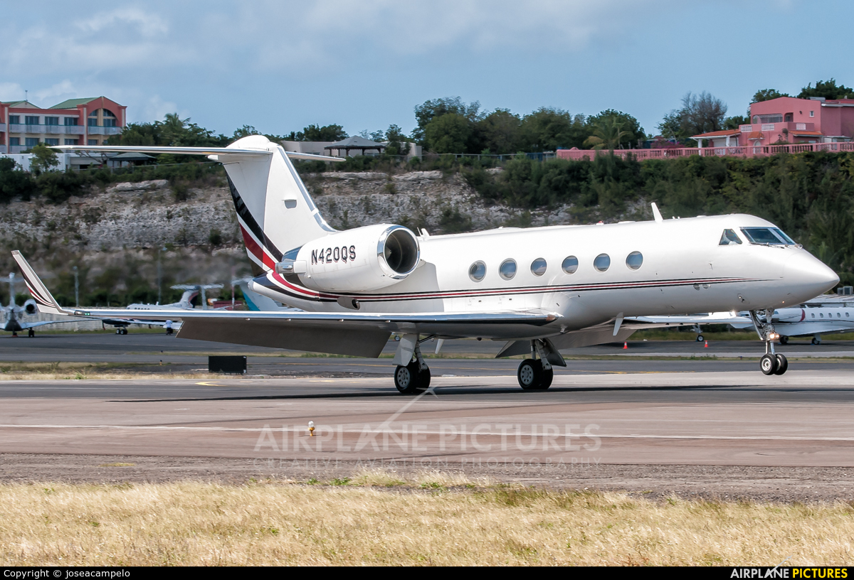 Netjets (USA) N420QS aircraft at Sint Maarten - Princess Juliana Intl