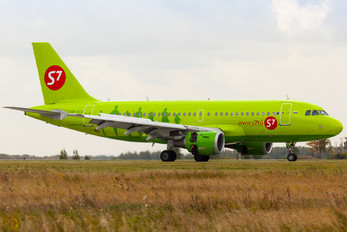 VP-BTX - S7 Airlines Airbus A319