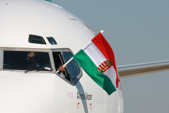 HA-SHA - Solyom - Hungarian Airways Boeing 737-500