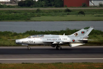 2704 - Bangladesh - Air Force Chengdu F-7BGI