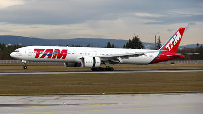 PT-MUH - TAM Boeing 777-300ER