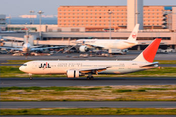 JA609J - JAL - Japan Airlines Boeing 767-300ER