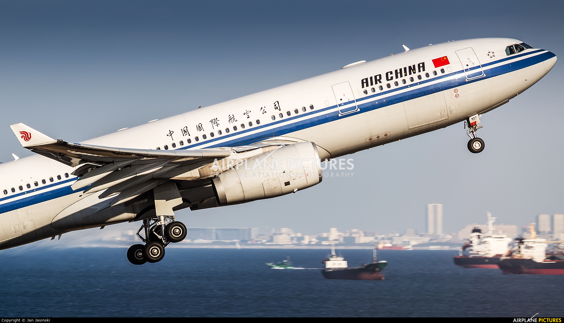 Air China B-5932 aircraft at Tokyo - Haneda Intl