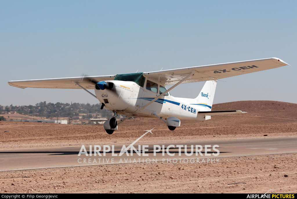 Private 4X-CEH aircraft at Arad