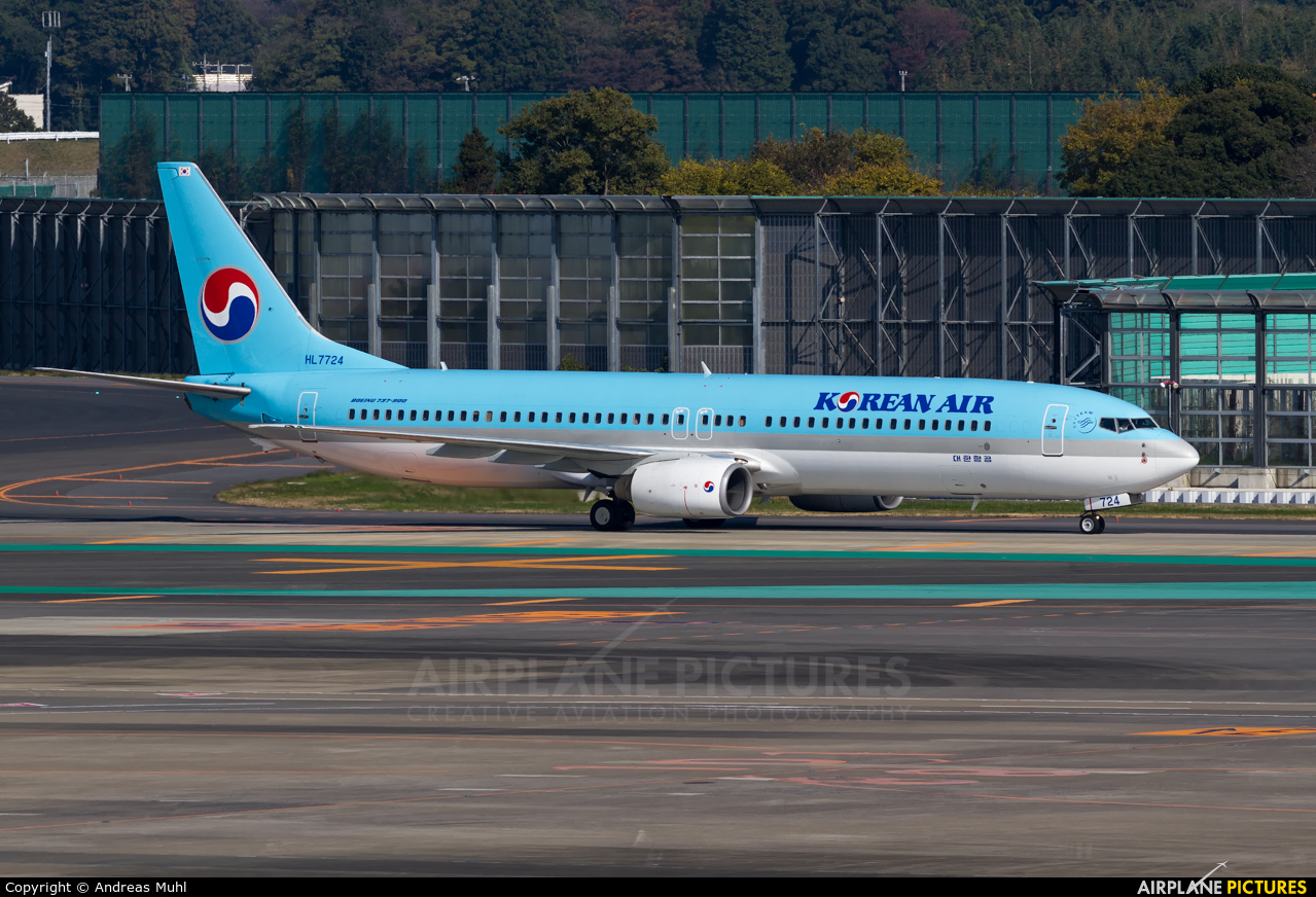 Korean Air HL7724 aircraft at Tokyo - Narita Intl