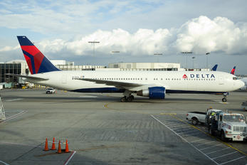 N1402A - Delta Air Lines Boeing 767-300