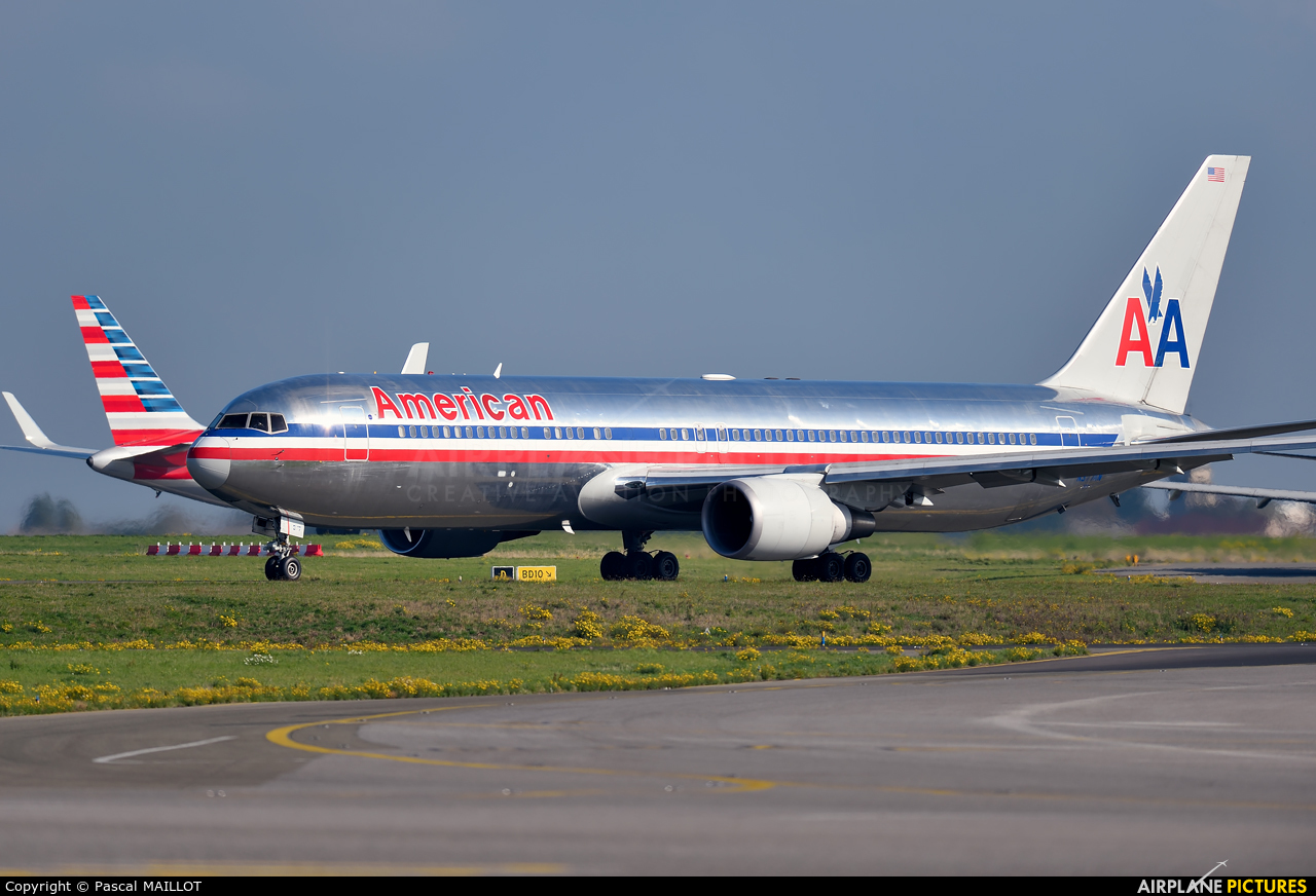 American Airlines N377AN aircraft at Paris - Charles de Gaulle