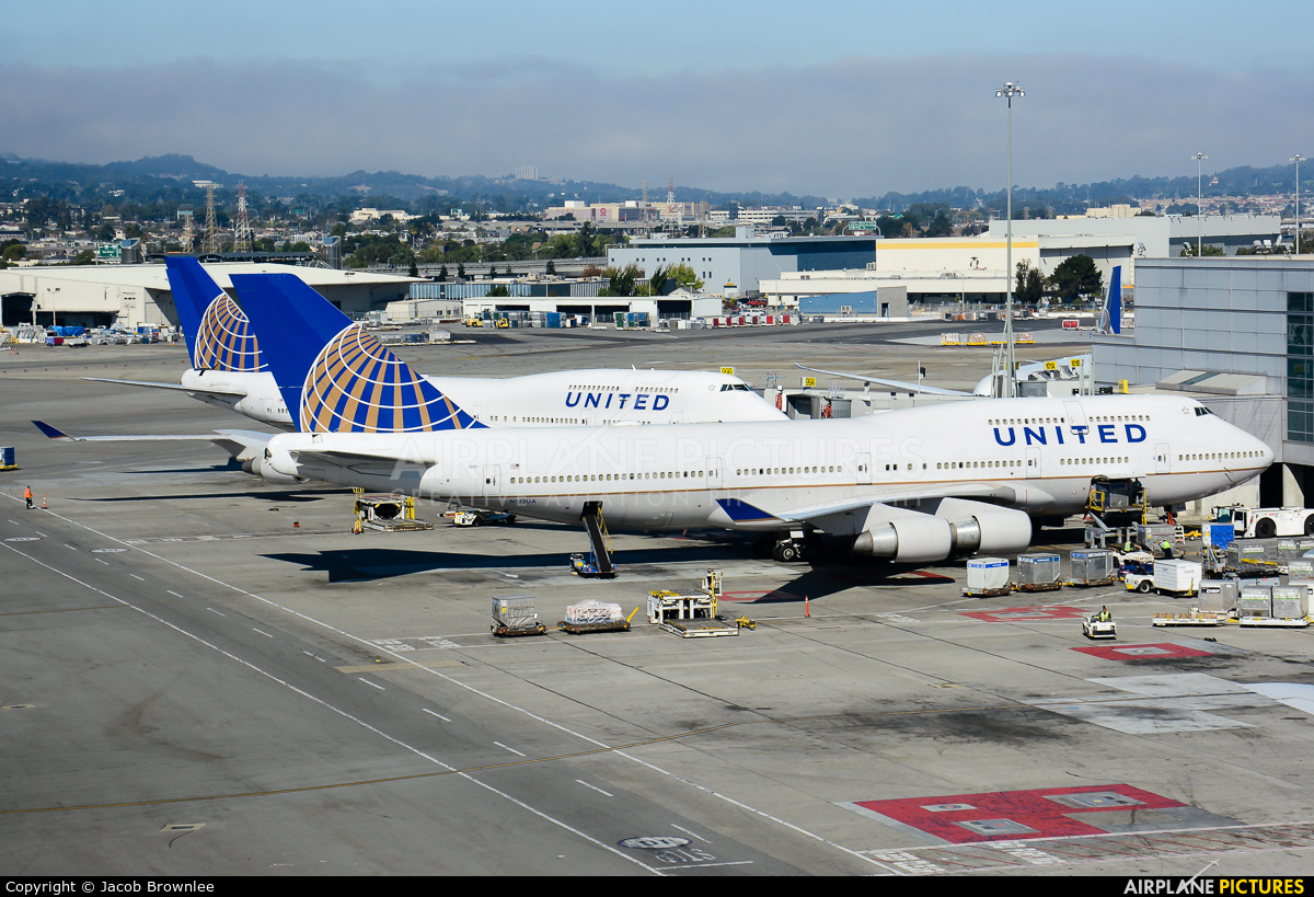 United Airlines N122UA aircraft at San Francisco Intl