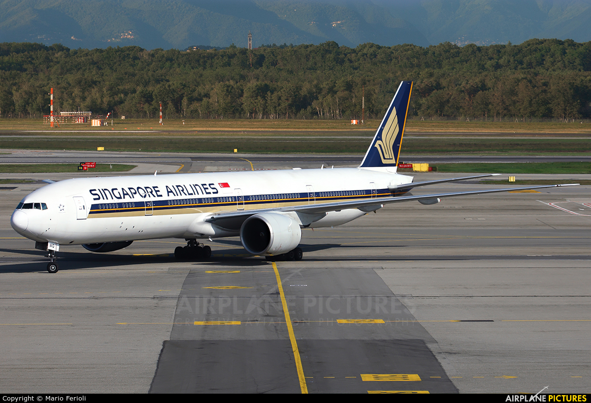 Singapore Airlines 9V-SWQ aircraft at Milan - Malpensa
