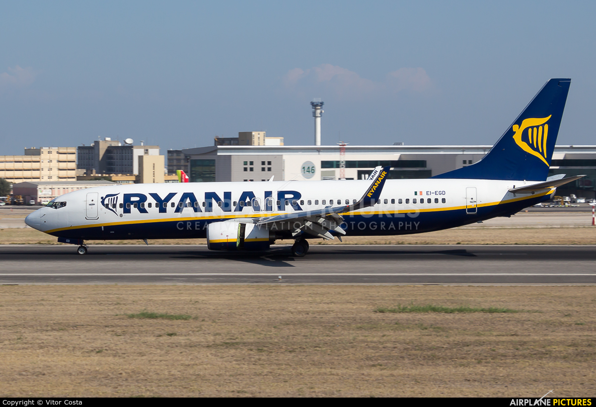 Ryanair EI-EGD aircraft at Lisbon