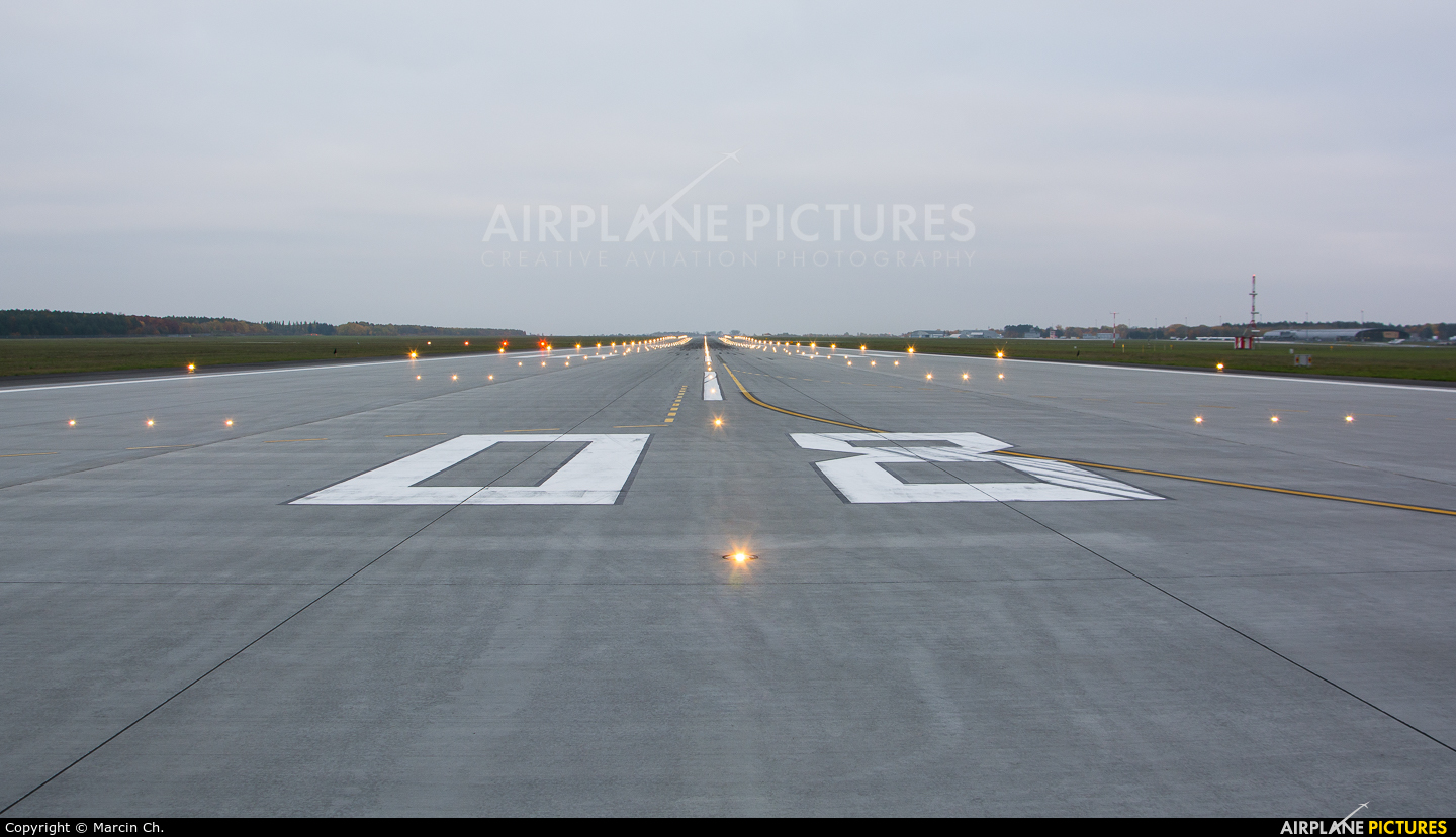 - Airport Overview - aircraft at Modlin