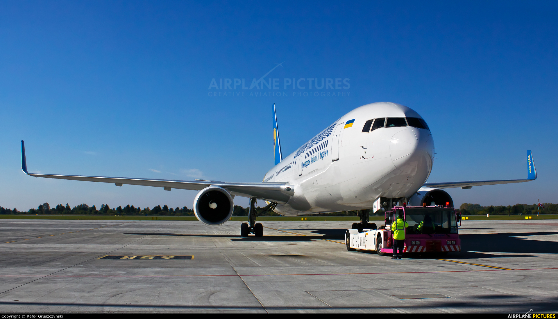 Ukraine International Airlines UR-GED aircraft at Warsaw - Frederic Chopin