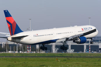 N826MH - Delta Air Lines Boeing 767-400ER