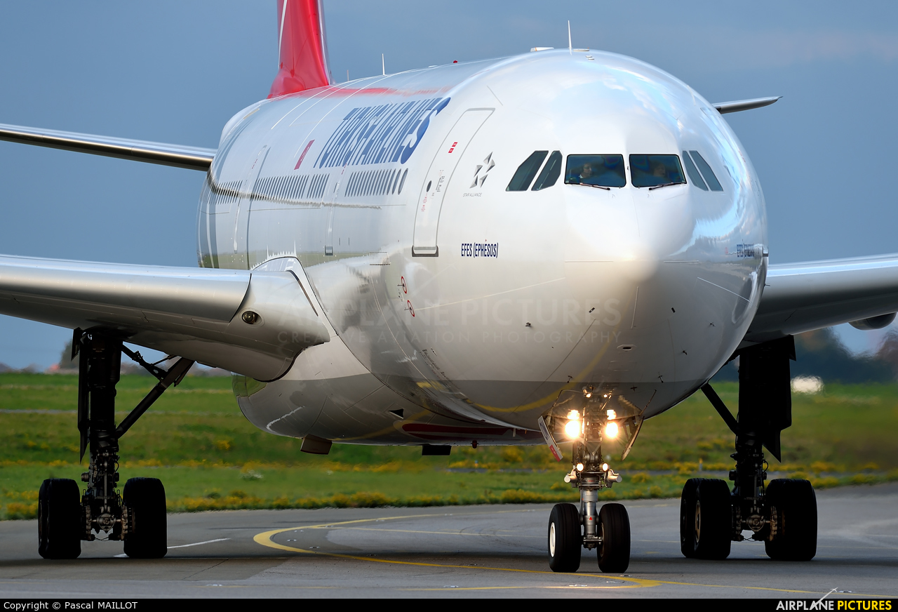 Turkish Airlines TC-JOM aircraft at Paris - Charles de Gaulle
