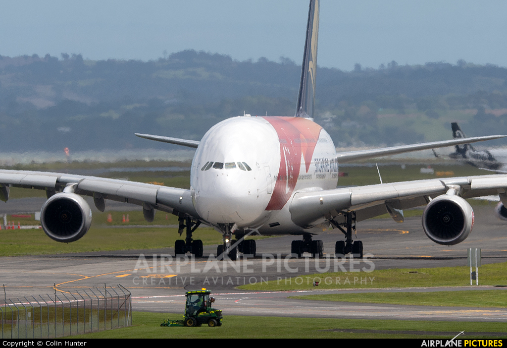Singapore Airlines 9V-SKJ aircraft at Auckland Intl