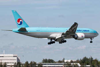 HL8005 - Korean Air Cargo Boeing 777F