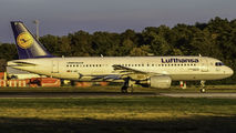 D-AIZI - Lufthansa Airbus A320 aircraft