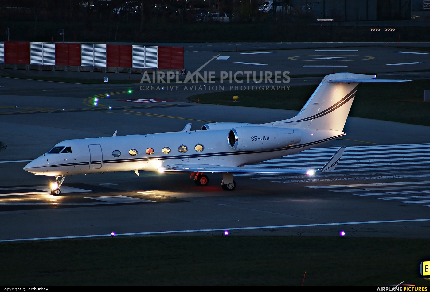 Private S5-JVA aircraft at Zurich