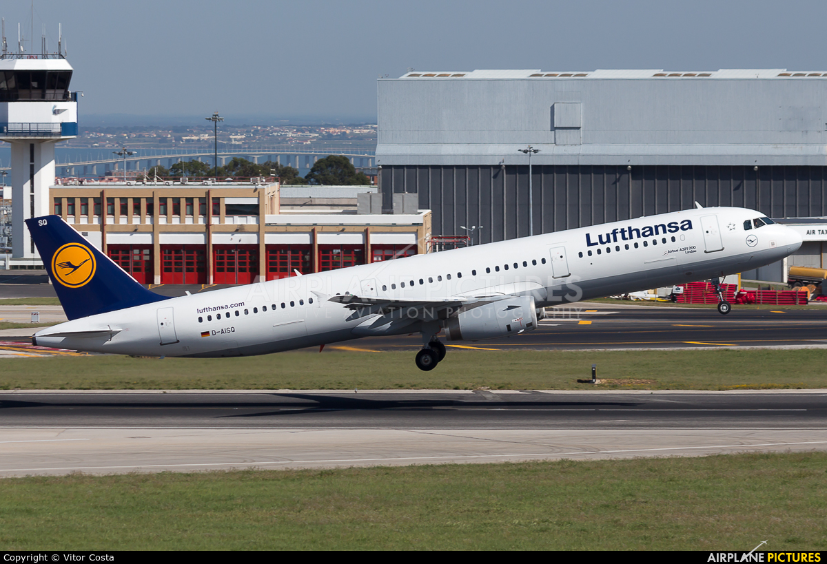 Lufthansa D-AISQ aircraft at Lisbon