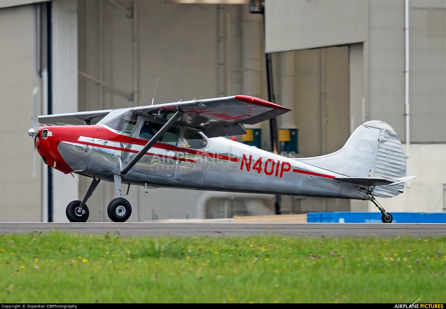 Private N401P aircraft at Everett - Snohomish County / Paine Field