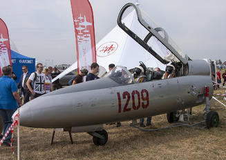 1209 - Private PZL TS-11 Iskra