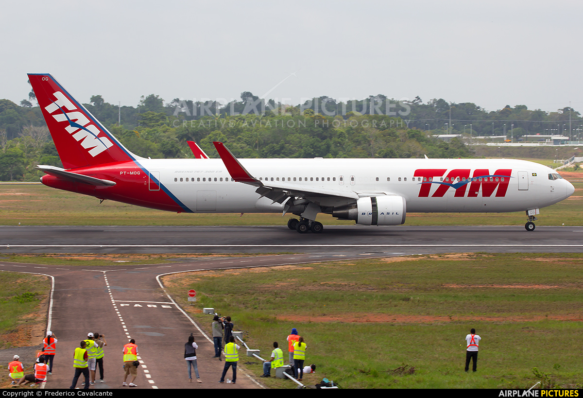 TAM PT-MOG aircraft at Manaus - Eduardo Gomes