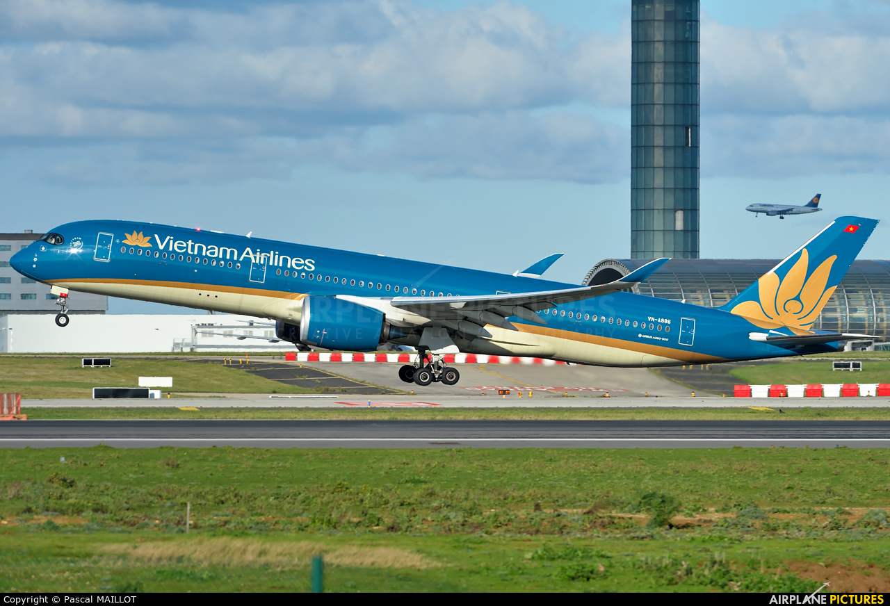 Vietnam Airlines VN-A886 aircraft at Paris - Charles de Gaulle