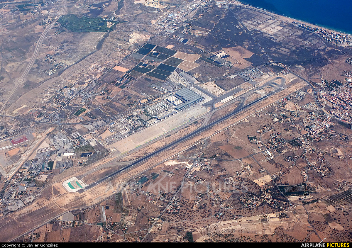 - Airport Overview - aircraft at Alicante - El Altet