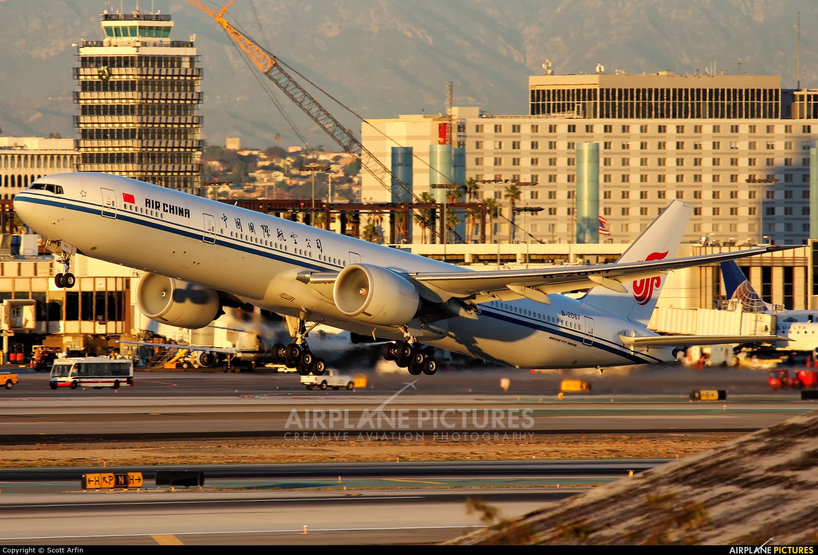 Air China B-2087 aircraft at Los Angeles Intl
