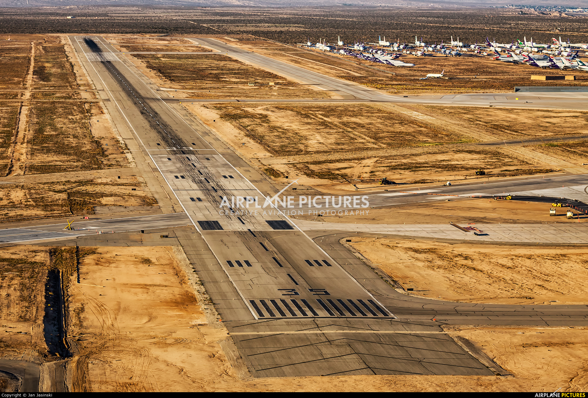 - Airport Overview - aircraft at Victorville - Southern California Logistics